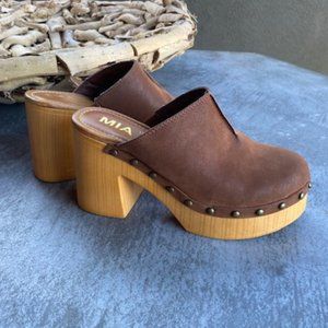 MIA Brown Closed Toe Platform Heels Shoes Clogs Studded Lightweight Wood Sz 6.5